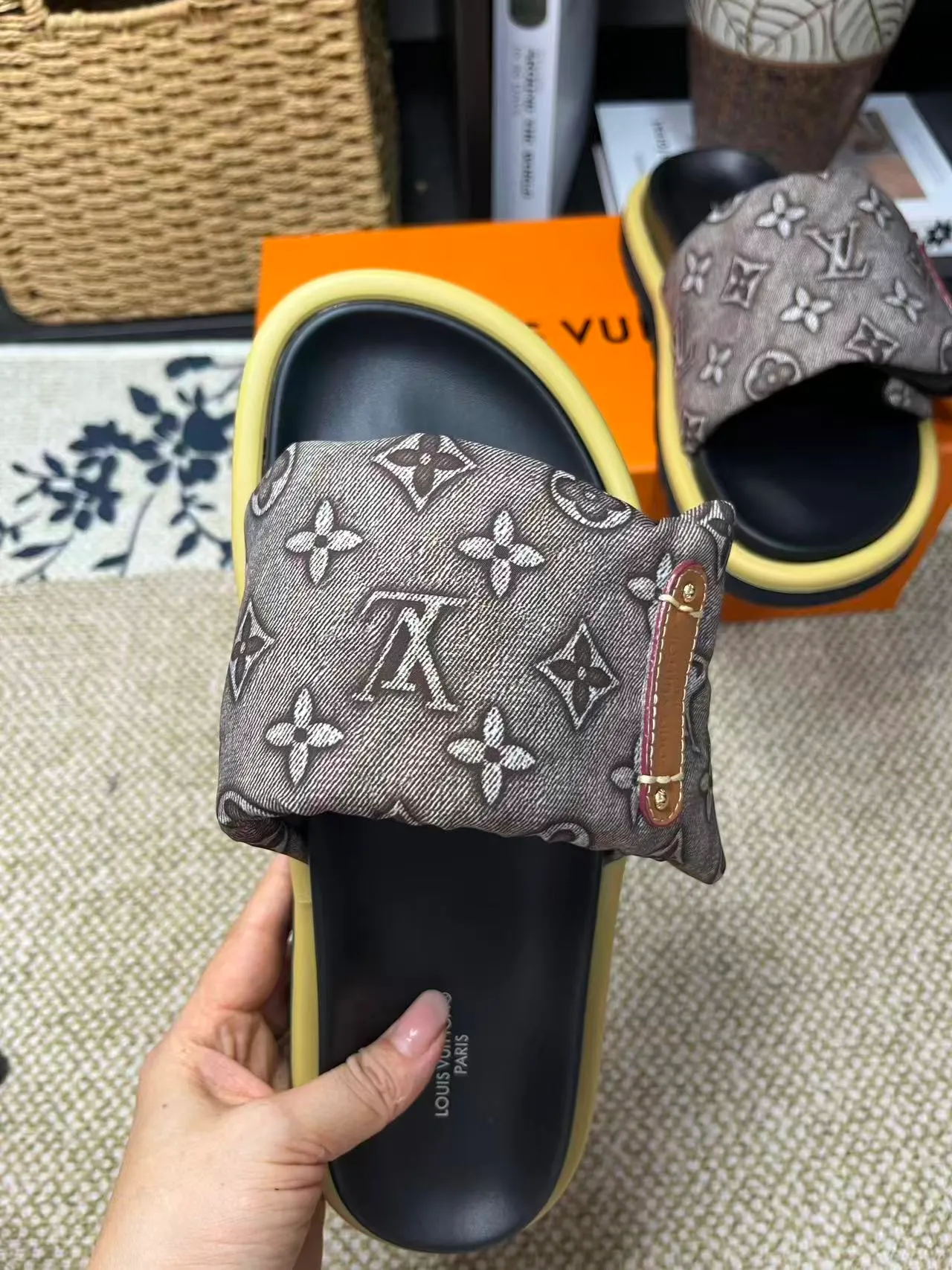 P340 [New Style] [LOUIS VUITTON] Louis Vuitton, LV printing, men's and women's slippers are now on the market, packed in drawer boxes with cloth bags and cards, the upper pattern looks very soft and waxy, and is a super versatile leg slimming tool. Fabric: imported denim/canvas/old fabric, LV hardware LOGO, official website pattern printing, comfortable to wear, feet: high-elastic PU water table. Sole: foam sole, heel height: about 5cm. Code number: 35-46, 35, 45, 46 are custom-made and non-returnable. Color: multiple colors and styles available.